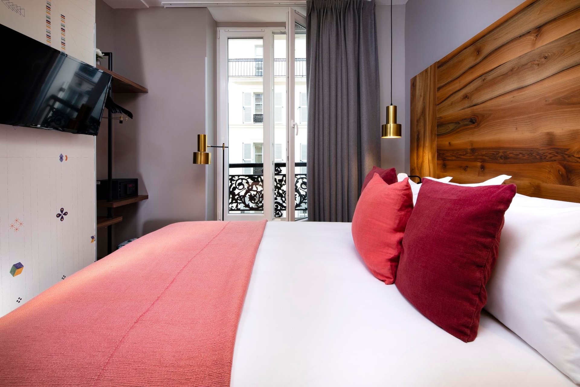 Hôtel Maxim Folies Classic Room Bed and Desk