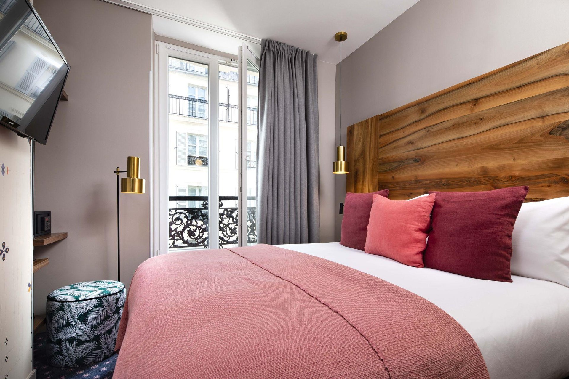 Hôtel Maxim Folies Adjacent Rooms Bed